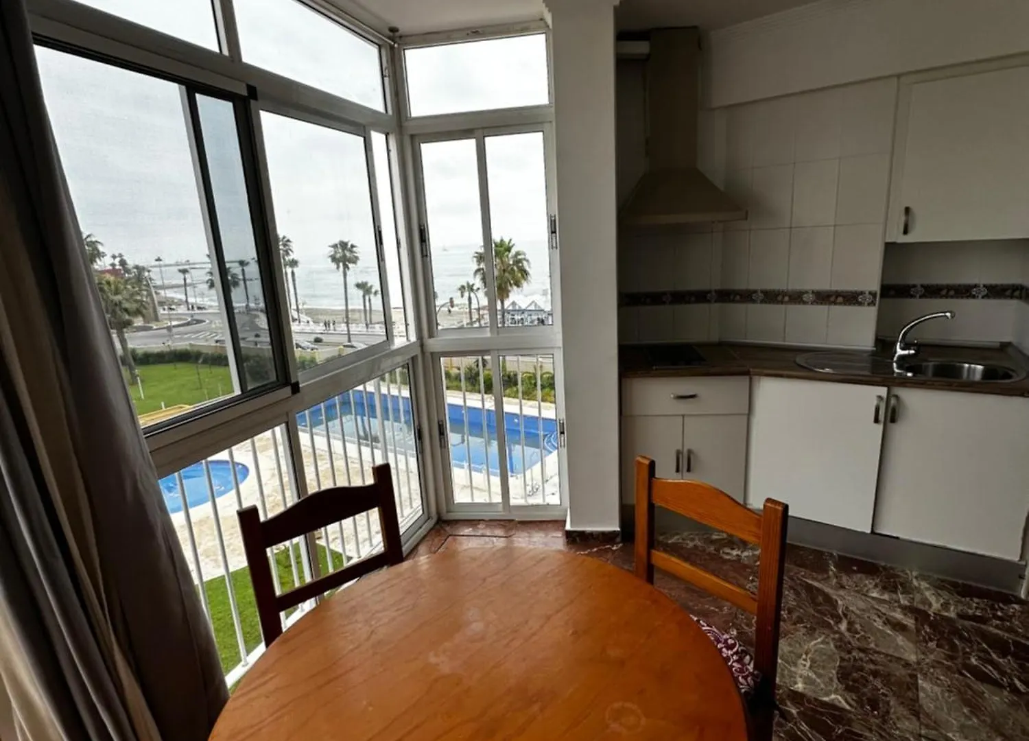 A Frontline Apartment بينالماذينا