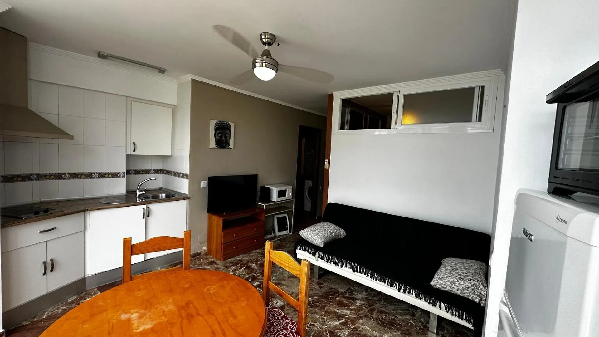 A Frontline Apartment بينالماذينا