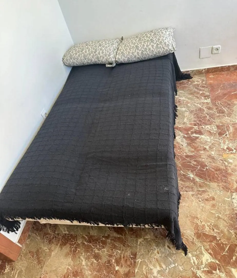 בנאלמדנה A Frontline Apartment